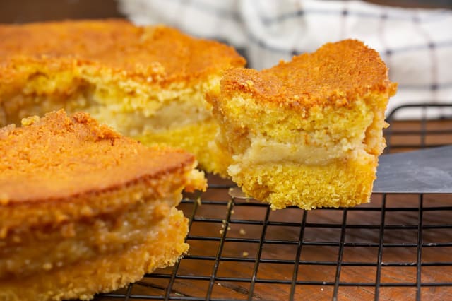 Bolo de milho cremoso fatiado