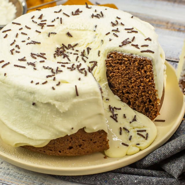 Vulcão de chocolate com cobertura cremosa de leite Ninho e granulado