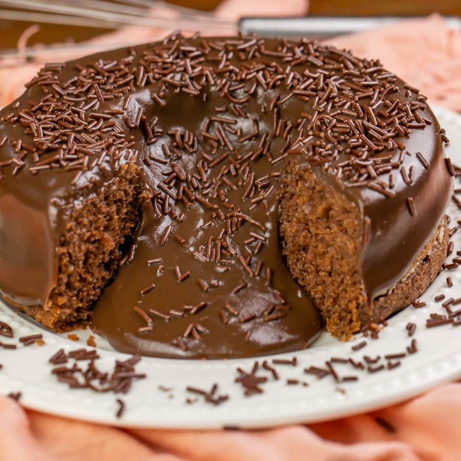 Vulcão de chocolate coberto com brigadeiro