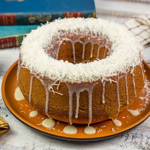 Massa de coco artesanal, molhadinha e coberta com coco em flocos