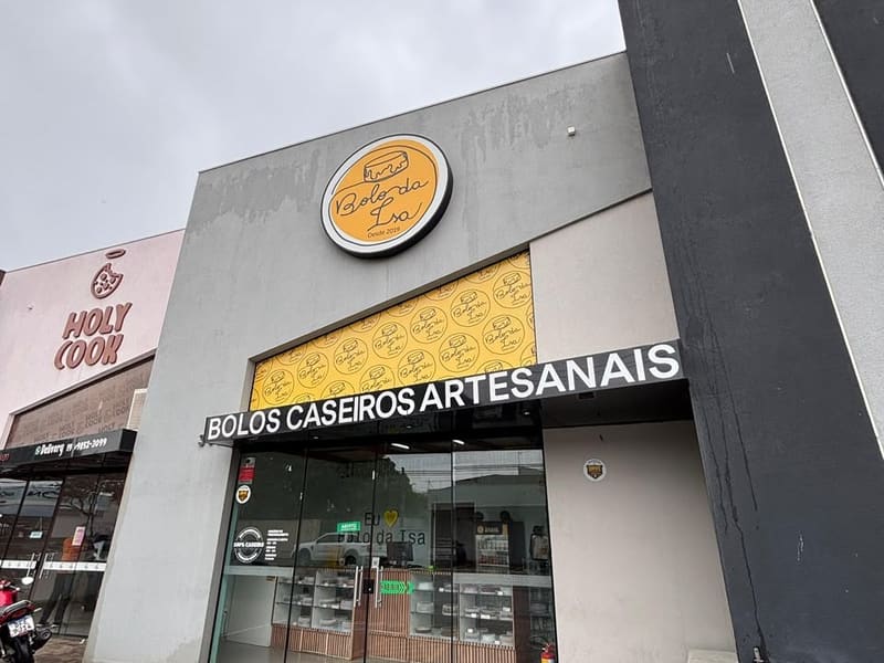 Bolo de cenoura com cobertura de chocolate da loja São Vito