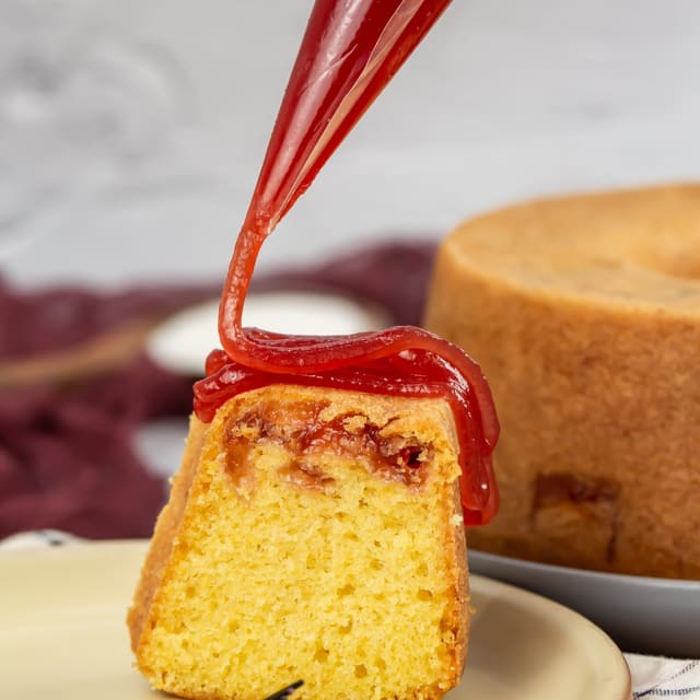 Bolo de fubá com goiabada