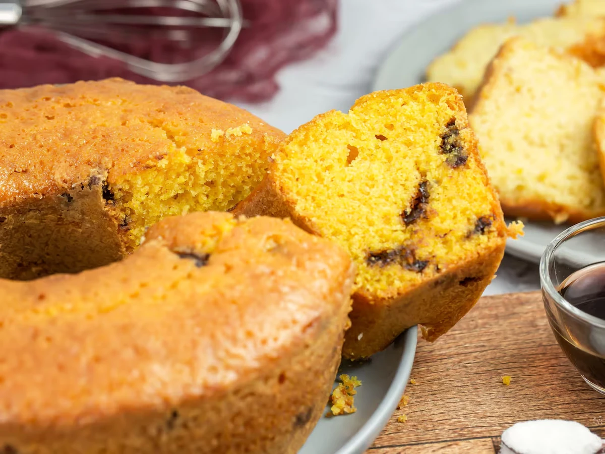 Bolo de cenoura com gotas de chocolate