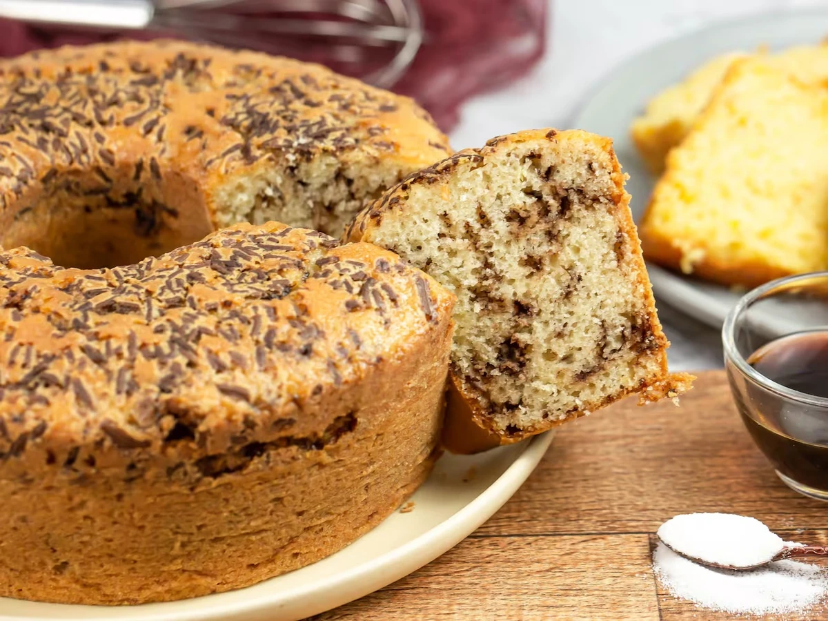 Bolo formigueiro cortado, com granulado de chocolate na massa